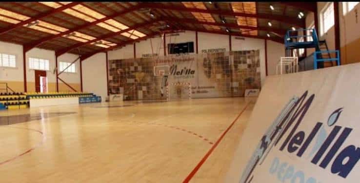 Interior del pabellón mostrando estructura metálica y zona de juego sin espectadores