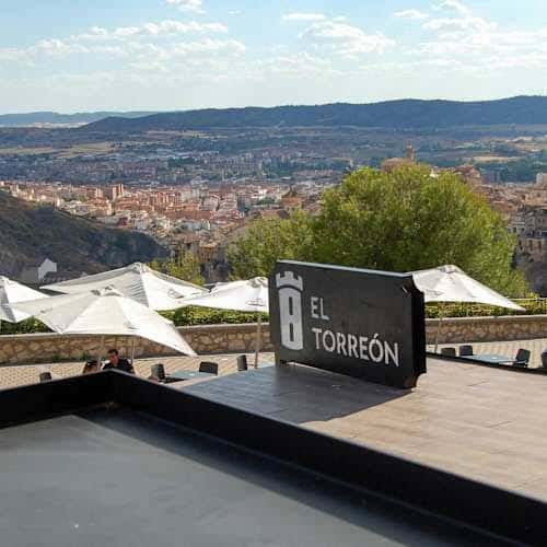 Terraza con vistas panorámicas de Cuenca y sombrillas blancas