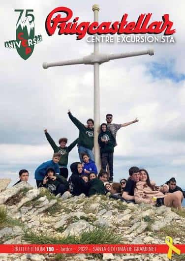Grupo de personas celebrando en la cima del Puigcastellar con una gran cruz