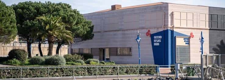Vista panorámica del edificio Getxo Itsas Hub con su fachada y entorno ajardinado