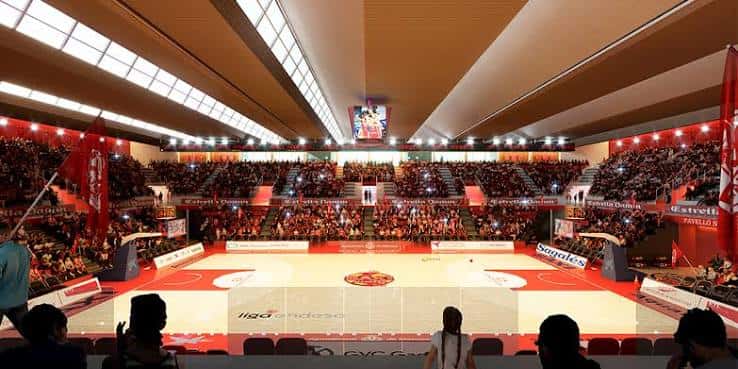 Interior del pabellón mostrando la cancha de baloncesto y las gradas llenas
