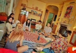 Grupo de personas compartiendo un momento en el interior del alojamiento Vila Meiga