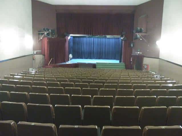 Interior del auditorio con butacas y escenario