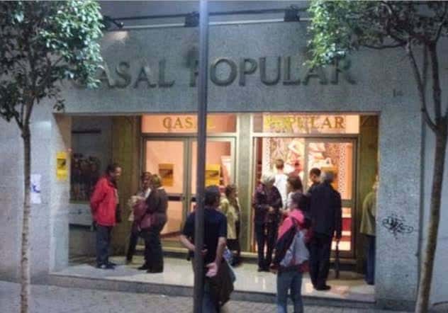 Entrada principal del Casal Popular de Rubí durante la noche