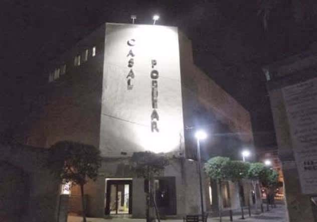 Fachada iluminada del edificio del Casal Popular