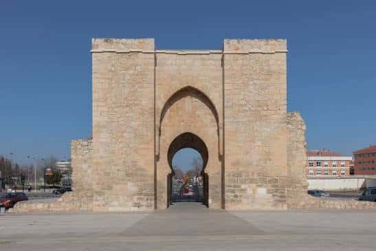 Vista frontal de la Puerta de Toledo con cielo despejado
