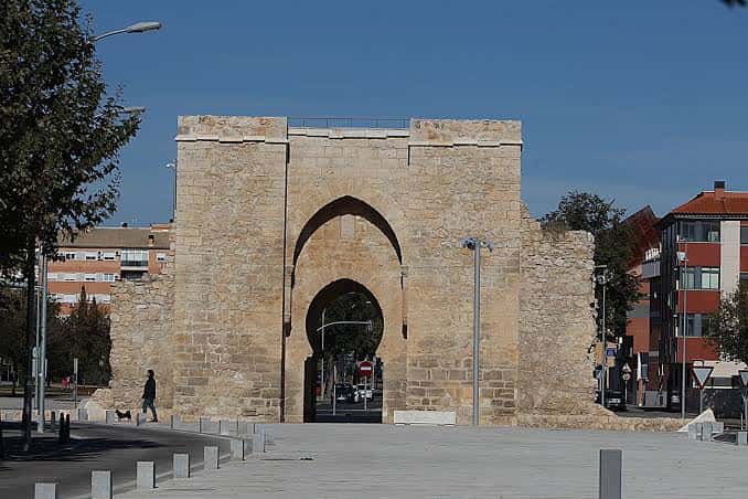 Puerta de Toledo en Ciudad Real con peatones y entorno urbano