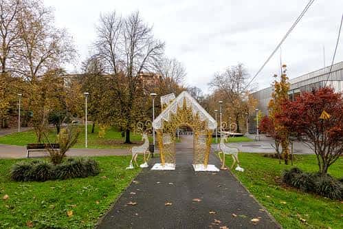 Entrada decorada del parque con esculturas de ciervos dorados