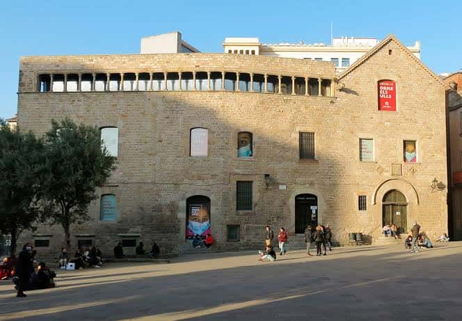 Vista exterior del edificio del Museo Diocesano en la plaza