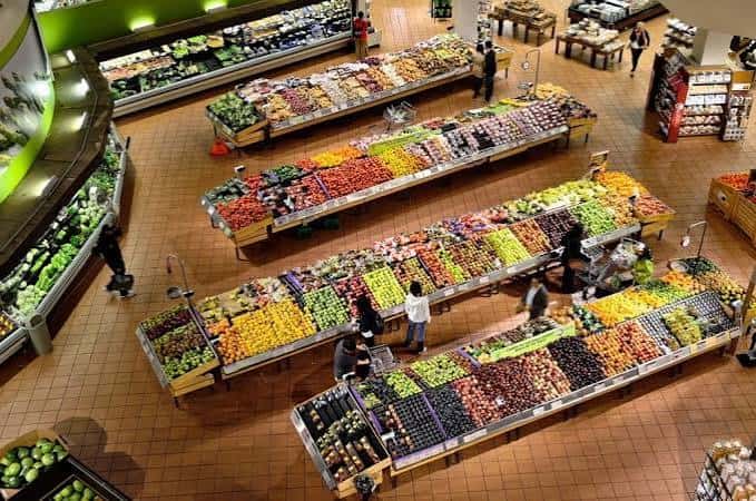 Interior del supermercado mostrando los pasillos de frutas y verduras frescas