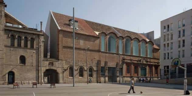 Fachada exterior del edificio histórico del CCCB en Barcelona