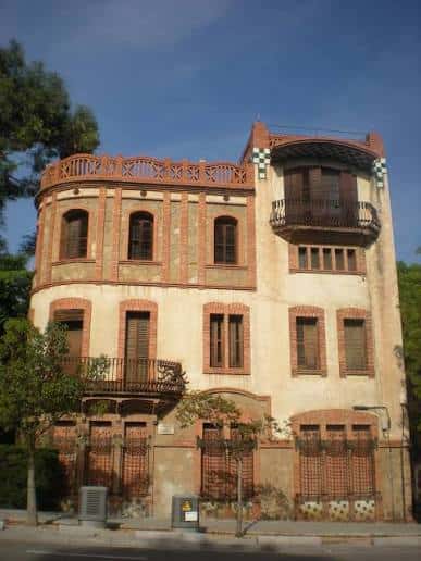 Fachada principal de la Casa Hurtado mostrando su estilo arquitectónico único