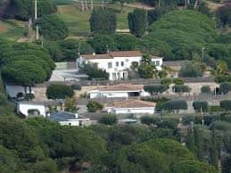 Panorámica del complejo de Can Montasell rodeado de vegetación mediterránea