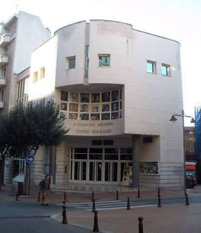 Fachada exterior del Teatro Barakaldo con arquitectura moderna y letrero visible