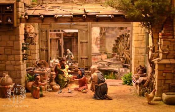 Escena del nacimiento con figuras detalladas en un entorno rústico