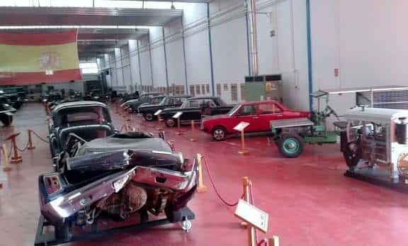 Interior del Museo del Automóvil con vehículos históricos y bandera española