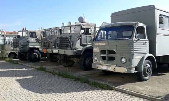 Flota de camiones militares expuestos al aire libre en el recinto