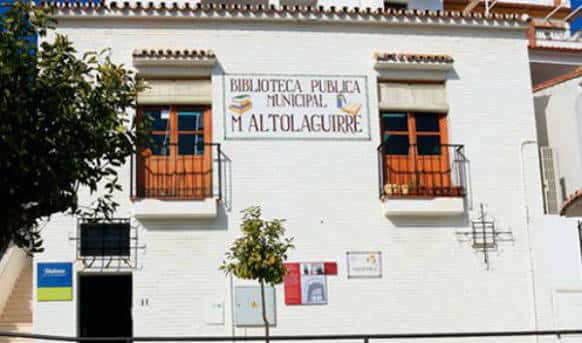 Fachada exterior de la Biblioteca Pública Municipal Manuel Altolaguirre con letrero visible