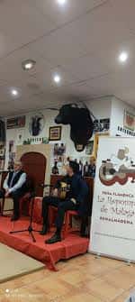 Evento cultural en el interior del centro con panel informativo