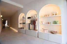 Área de exhibición interior con estanterías arqueadas y productos organizados