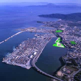Vista aérea del puerto de Algeciras con el área del Llano Amarillo destacada en verde