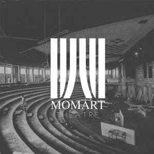 Interior del auditorio Momart Theatre en blanco y negro, mostrando las gradas curvas