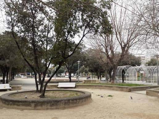 Vista general de los Jardins de Francesc Macià con árboles y bancos