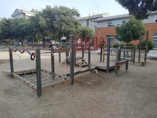 Zona de juegos infantiles en los jardines