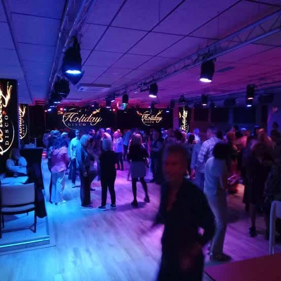 Vista general del interior de la discoteca Holiday con gente bailando