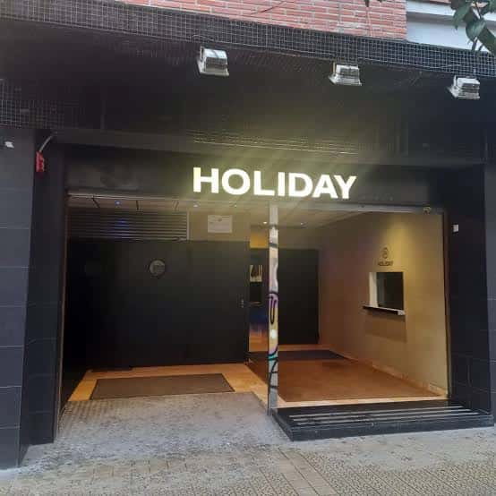 Entrada principal de la discoteca Holiday en Bilbao