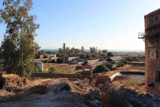 Vista panorámica de las ruinas de la Fundición La Tortilla con chimenea y edificios en desuso