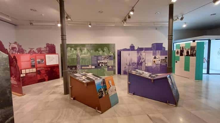 Sala montada para una exposición histórica con paneles informativos y vitrinas