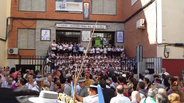 Alumnos y comunidad reunidos en la entrada del colegio durante evento cultural o religioso