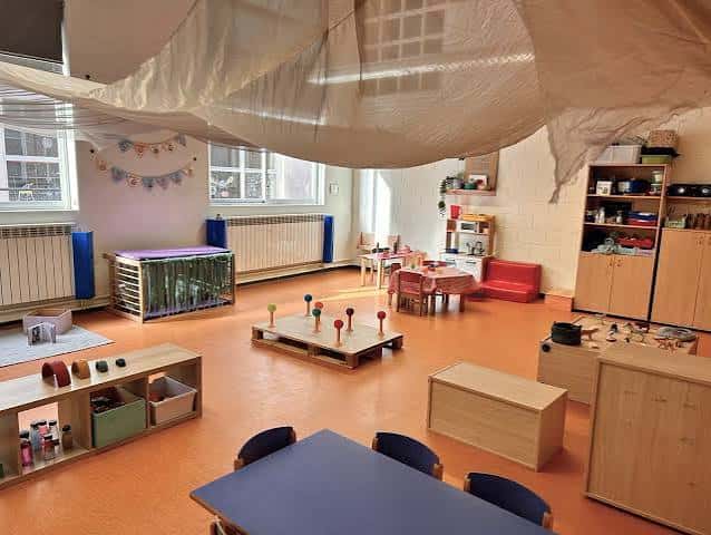 Espacio lúdico cubierto con telas decorativas y zonas de juego para niños