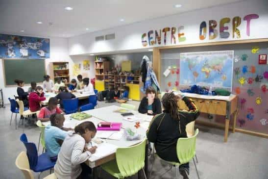 Interior de las instalaciones del Centre Obert mostrando un espacio educativo y comunitario