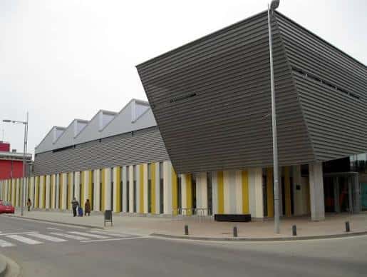 Vista exterior del Pavelló Municipal del Congost con su distintiva fachada moderna
