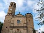 Fachada principal de la iglesia de San Pedro en la Plaça de Sarrià bajo cielo azul