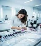 Estudiante de peluquería trabajando en un taller práctico con productos cosméticos