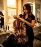 Clase práctica de estilismo capilar en academia de estética