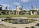 Vista panorámica del Royal Pavilion en Brighton con su característica arquitectura indostánica y cúpulas doradas bajo un cielo despejado