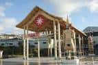 Entrada principal del Siam Mall con arquitectura de estilo tailandés e iluminación diurna
