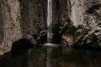 Cascada en el Barranco del Infierno con agua cayendo entre paredes rocosas