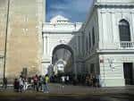 Vista exterior del Pasaje de la Revolución con su arco neoclásico y fachada blanca