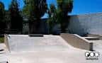 Detalle de las estructuras de concreto y rampas del skatepark en un día soleado