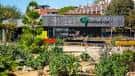 Fachada principal del Parc Agrobiotech Lleida rodeada de vegetación