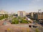 Vista panorámica diurna de la Plaza de Blas Infante con sus estructuras metálicas y zonas verdes