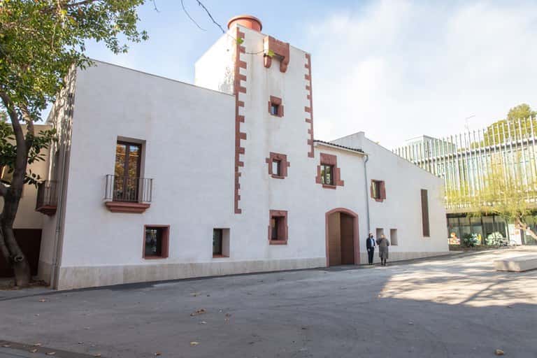 Plantada de los gigantes frente al edificio de la Agrupación de Cultura Popular
