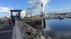 Paseo marítimo y muelle del Real Club Náutico de La Coruña con embarcaciones.