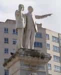 Estatua de los Hermanos García Naveira en la plaza