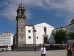 Vista exterior de la Iglesia de Santo Domingo y su torre desde la plaza principal de Betanzos